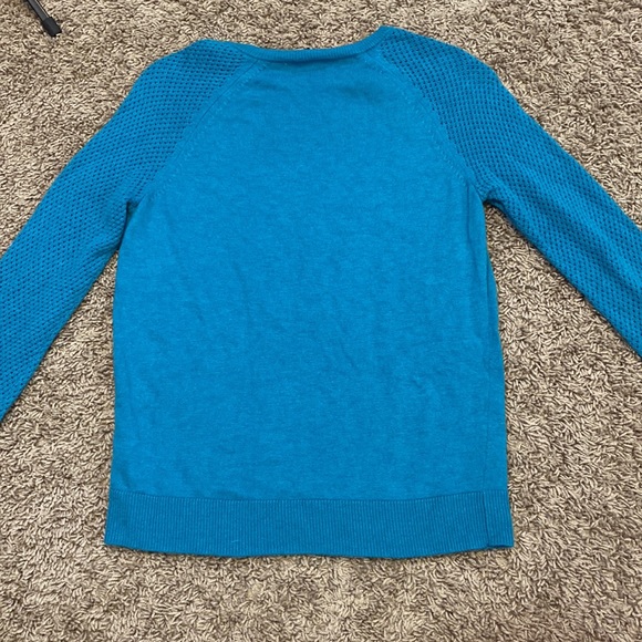 The limited size small S Teal sweater gold buttons with textured sleeves - Picture 6 of 6